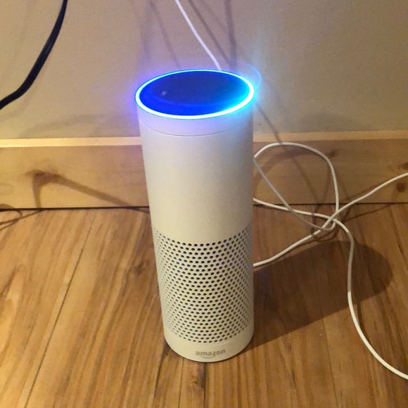Amazon Echo- white. - Picture 1 of 5